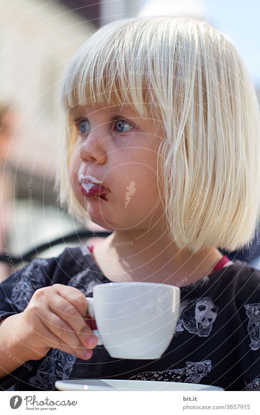druckerzeugnis l milchschaum... Kind Kindheit Mädchen träumen trinken genießen genießend genuss Kaffee Kaffeetrinken Kaffeepause Kaffeetasse Espresso