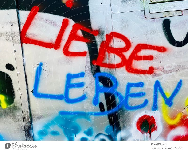 Graffiti an einer Mauer Wand Liebe Gefühle Schriftzeichen Farbfoto Zeichen Rot, blau