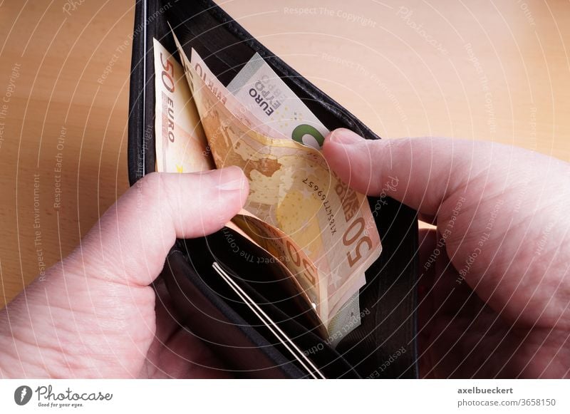 Porte­mon­naie mit Euro-Scheinen portmonee Geld Geldscheine Bargeld Brieftasche Finanzen Geldbörse Hand offen zeigen schwarz Leder bezahlen EUR Vermögen