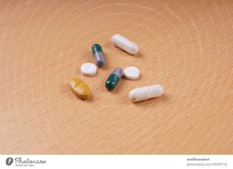 Tabletten und Pillen Medikament Medizin Gesundheit Krankheit pille Kapsel Verschreibung pharma Apotheke Pharma Antibiotikum Therapie Behandlung medizinisch