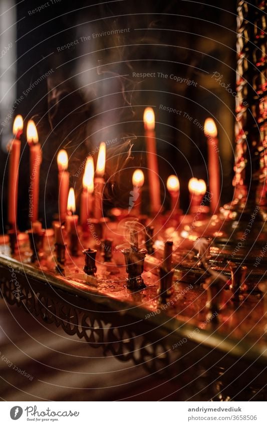lang brennende Kerzen Gruppe in orthodoxer Kirche. Kerzen Hintergrund. selektiver Fokus dunkel Religion katholisch Wachs christian Symbol religiös Frieden