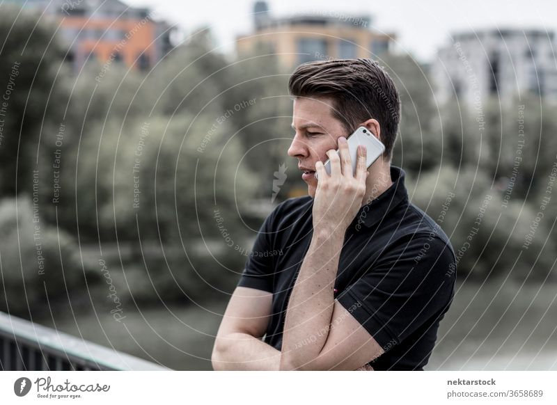 Profil eines Mannes, der am Telefon spricht Handy sprechend Erwachsener abschließen Telekommunikation Technik & Technologie elektronisch Apparatur Gespräch