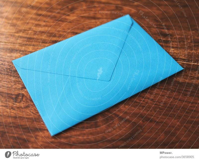 blauer brief Brief Briefumschlag Holztisch post postsendung Liebesbrief Kommunizieren Tisch Papier Information Absender Versenden schicken ungeöffnet Kündigung