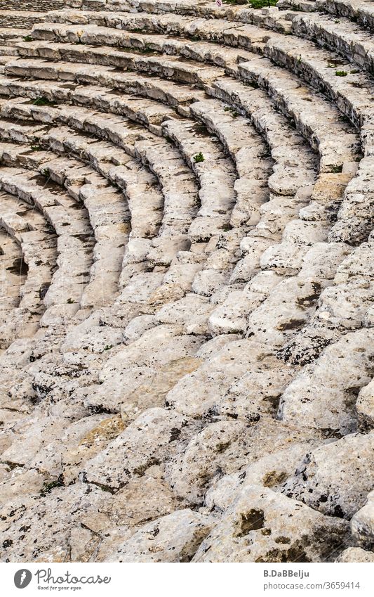 Die Treppen des Amphitheaters in Segesta (Sizilien). Es wurde im griechischen Stil im 3. Jahrhundert v. Chr erbaut. Was hat man von diesen Plätzen wohl schon alles bewundert...
