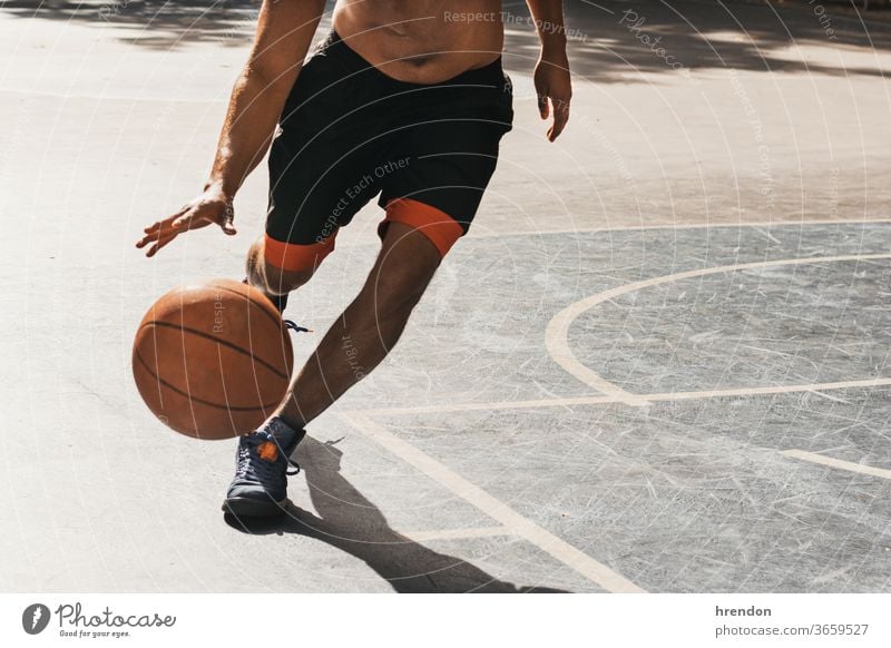 nicht erkennbarer junger Mann spielt Basketball Sport Konkurrenz Ball Spiel sportlich wettbewerbsfähig spielen Spielen Übung männlich trainiert. anstrengen