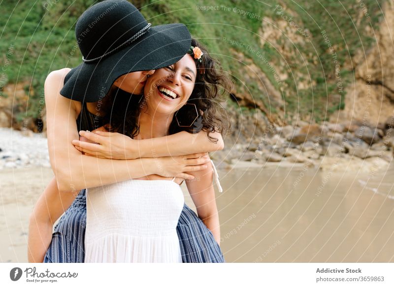 Lesbisches Paar umarmt sich während der Flitterwochen im Sommer in Meeresnähe Freundin Frauen romantisch Umarmen Spaziergang Ufer idyllisch Harmonie