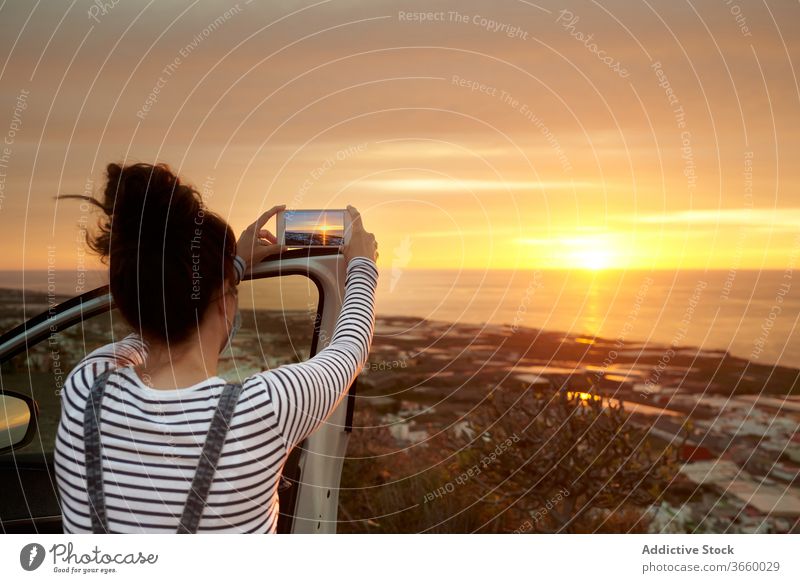Anonymer Tourist fotografiert malerische Meereslandschaft bei Sonnenuntergang Frau fotografieren Smartphone erstaunlich Fotografie Reisender Mobile Telefon