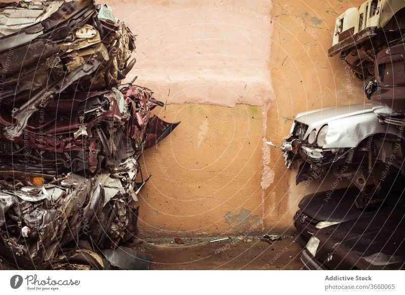 Stapel von Schrottautos Fetzen Automobil Ruine Unfall abbrechen unordentlich Absturz Müllhalde Straßenbelag Wand Zement PKW rau Haufen Beule Asphalt Beton