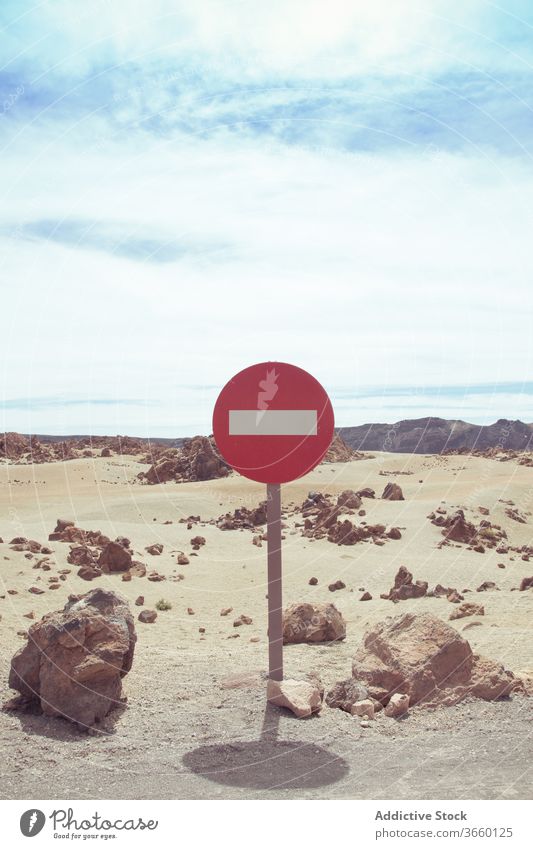 Einfahrtsverbot auf trockener Wüstenstraße kein Eintrag Verkehrsschild Straße verbieten wüst einfache Fahrt Rechteck Regelung Vorsicht Einschränkung stoppen