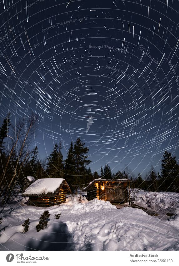 Holzhäuschen im Winterwald bei Nacht Haus Wald Schnee sternenklar Natur Landschaft gemütlich Cottage hölzern malerisch Gelände nadelhaltig Immergrün Kiefer kalt