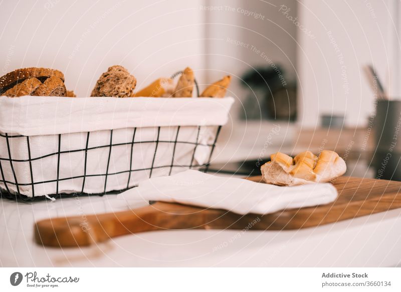 Verschiedene Brotsorten auf dem Tisch serviert verschiedene sortiert Brötchen Gebäck Lebensmittel frisch geschnitten Spielfigur Frühstück dienen lecker Mahlzeit