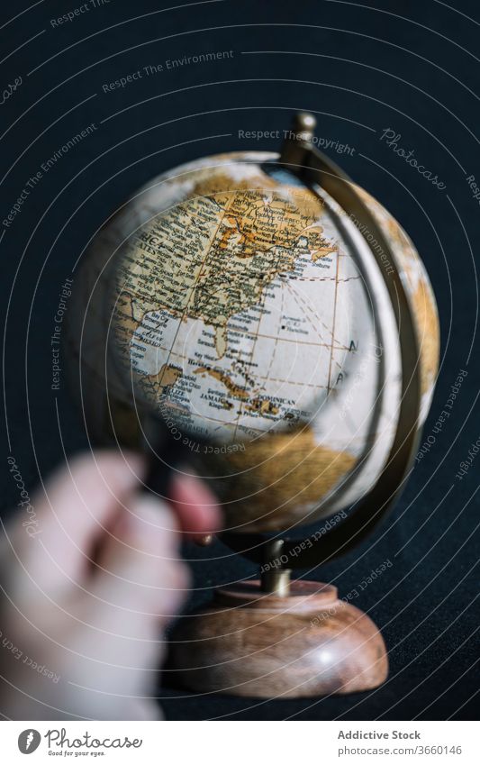 Schreibtischglobus der Erde auf schwarzem Hintergrund Globus Landkarte Kartographie Planet Welt Anzeige gemütlich Geografie amerika Bildung reisen Information