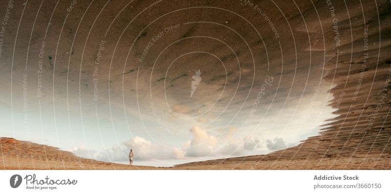 Gesichtslose Person auf Sanddünen in der Wüste wüst Düne Reflexion & Spiegelung Natur Himmel Cloud Luftspiegelung Landschaft Reise Abenteuer heiß Gelände