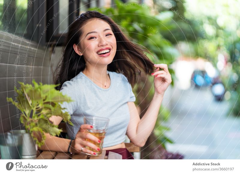 Entspannte ethnische Frau in Cafeteria Café trinken Wochenende genießen sich[Akk] entspannen Abfertigungsschalter Kantine Getränk Erfrischung asiatisch jung