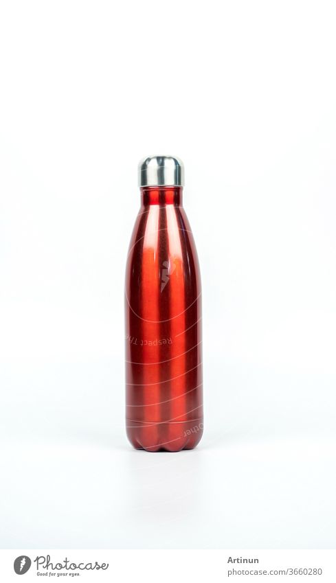 Rote Thermosflasche mit isoliertem Sportmuster auf weißem Hintergrund mit Kopierfeld Getränk Flaschen Dose Kaffee kalt Konzept Container Textfreiraum Deckung
