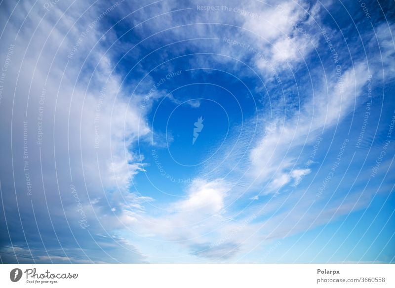Blauer Himmel mit dramatisch weißen Wolken natürlich Freiheit abstrakt pulsierend Textur Wind fluffig Air Sauerstoff Hintergrund Tageslicht malerisch Horizont