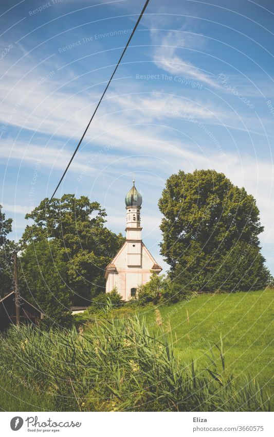 Kirche St. Georg im Murnauer Moos Oberbayern Religion & Glaube Gotteshäuser Natur Himmel Gutes Wetter Ausflug Wanderung grün im grünen