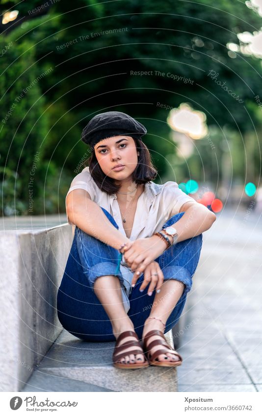 Junge Frau sitzt und schaut in die Kamera Straße Porträt Großstadt Kaukasier schön jung Menschen Person Mode Mädchen attraktiv im Freien Schönheit urban