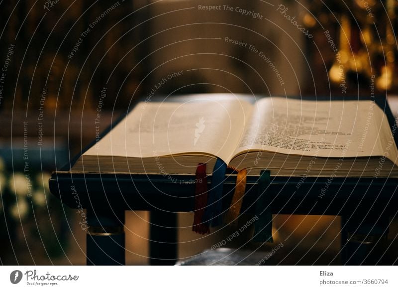 Druckerzeugnisse | Aufgeschlagene Bibel in der Kirche Buch aufgeschlagen Religion & Glaube Christentum Gottesdienst Gebet lesen groß beten heilig Spiritualität