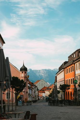 Malerische und idyllische Fußgängerzone in Murnau mit Ausblick auf die Alpen Altstadt Bayern Stadtzentrum Obermarkt malerisch Berge Untermarkt Menschenleer