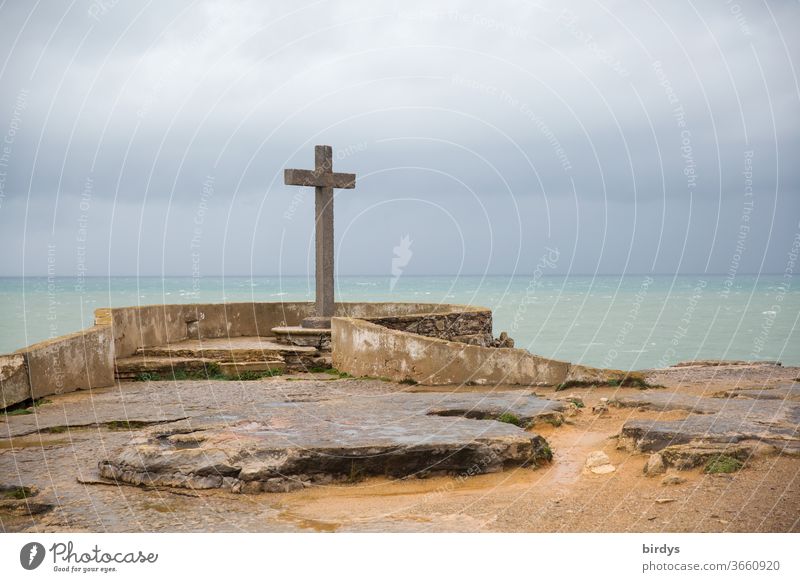 Steinkreuz an Portugals Atlantikküste bei Peniche Kreuz Religion Christentum Symbol Religion & Glaube katholisch Aussichtspunkt christlich Küste Wolken bewölkt