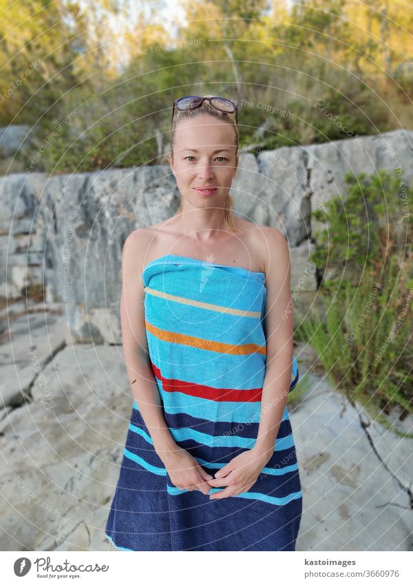 Porträt einer Frau, die nach dem abendlichen Schwimmen in ein Strandtuch gehüllt ist Frau," Handtuch Sommer Ferien & Urlaub & Reisen Sommerurlaub Tourismus
