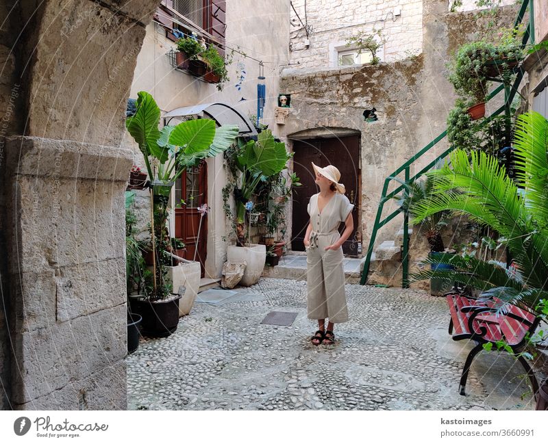Weibliche Touristen besichtigen die traditionelle mittelalterliche Küstenstadt Trogir, Kroatien. Frau Sightseeing Stadt Altstadt Außenaufnahme Architektur