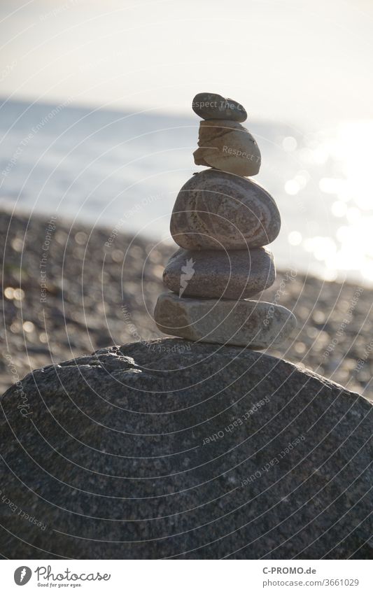 Stapel aus Steinen im Gegenlicht Strand Balance Harmonie Yoga Meer Himmel Sonnenlicht Steinstapel