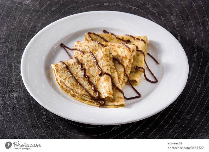 Süße Crêpes mit Schokolade auf schwarzem Hintergrund blinis Frühstück Kakao lecker Dessert Teigwaren Lebensmittel frisch selbstgemacht Gebäck Teller Rezept