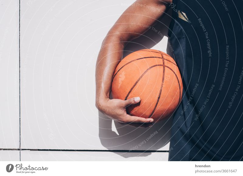 junger Mann hält einen Basketball Sport Konkurrenz Ball Spiel sportlich wettbewerbsfähig spielen Spielen Übung männlich trainiert. anstrengen Hobby Streichholz