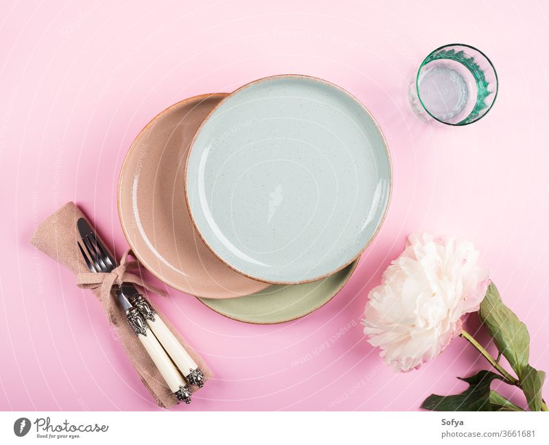 Pastellfarbene Gerichte auf Rosa rosa Speise Geschirr Keramik Blume Hintergrund Essgeschirr Design Küchengeräte Kulisse Lebensmittel Sommer Frühling Teller