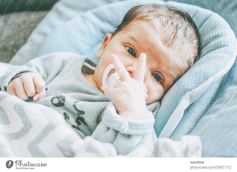 Neugeborenes Mädchen mit einem Schnuller Baby Gesicht niedlich neugeboren Kind Geburt erste Monat Junge Familie Tochter Sohn lieblich bezaubernd wirklich müde