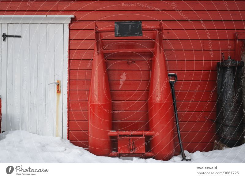 Rote und schwarze Bomben. Garten des Stadthauses-Nordmela-Andoya-Lofoten Vesteralen-Inseln-Norwegen. 0066 verziert Dekoration & Verzierung