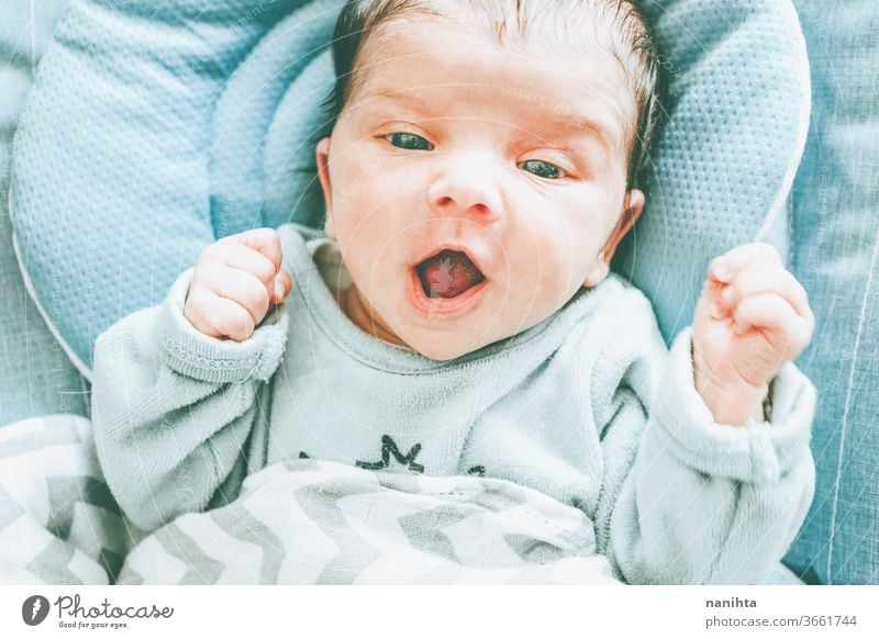 Schönes kaukasisches Mädchen mit Neugeborenen Baby Gesicht niedlich neugeboren Kind Geburt erste Monat Junge Familie Tochter Sohn lieblich bezaubernd wirklich