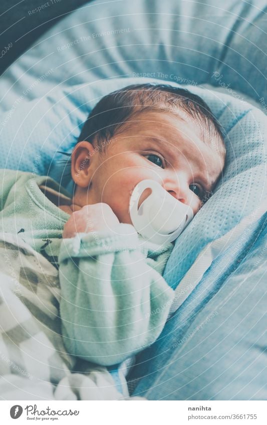 Neugeborenes Mädchen mit einem Schnuller Baby Gesicht niedlich neugeboren Kind Geburt erste Monat Junge Familie Tochter Sohn lieblich bezaubernd wirklich müde
