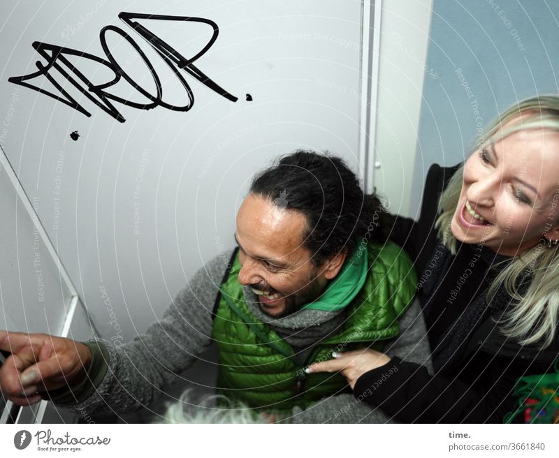 Reeperbahn, Selfiebude | UT HH 19 mann frau spaß lachen fotobude sitzen zeigen wintersachen blond dunkelhaarig wand grafitti halten freude lebensfreude zusammen