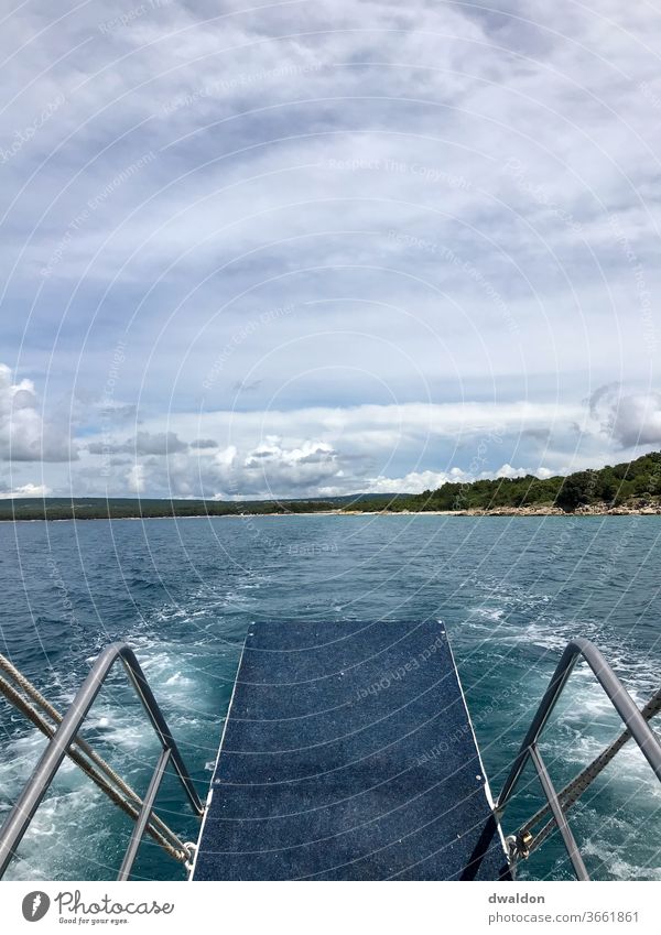 Der gewagte Sprung meer sprungbrett kroatien Meer Kroatien Wasser Ferien & Urlaub & Reisen Himmel Sommer Sonne Wasserfahrzeug blau Erholung Horizont Wellen
