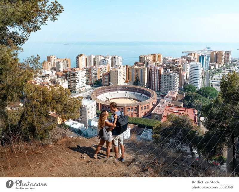 Romantisches Paar genießt malerisches Stadtbild von Malaga Umarmen Landschaft wunderbar Meereslandschaft Aussichtspunkt romantisch Spanien friedlich Fernweh