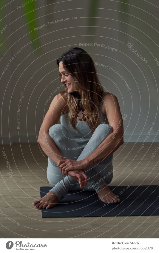 Lächelnde Sportlerin ruht sich nach Yogastunde aus Frau neu erstellen Training ruhen Unterlage Glück Atelier Gesundheit Wellness Körper jung Sportbekleidung