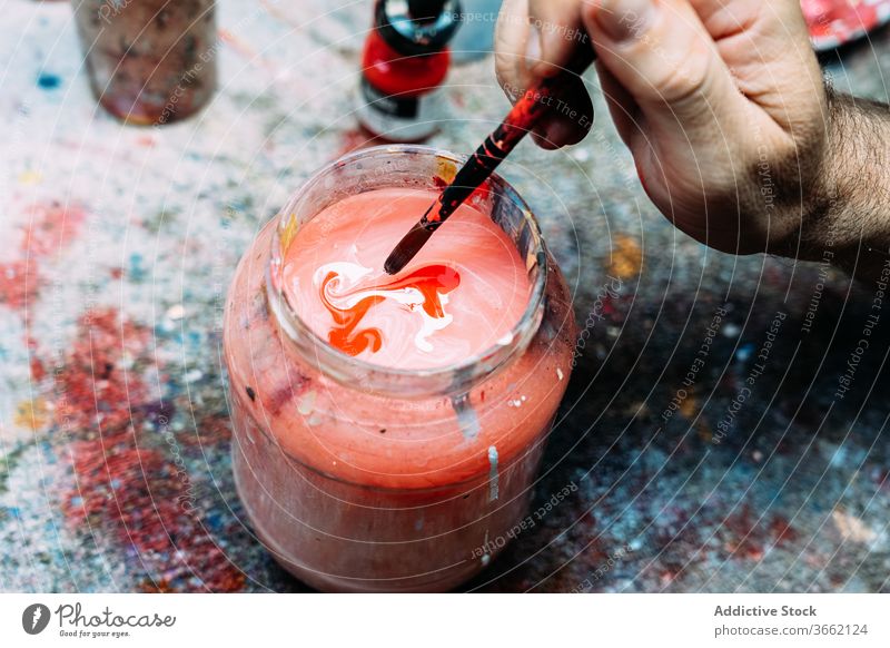 Pflanzenkünstler wäscht Pinsel im Glas mit gemaltem Wasser ab Künstler Pinselblume Waschen Sauberkeit Kunstwerk Atelier Pigment Farbe Beruf Hand Wasserfarbe