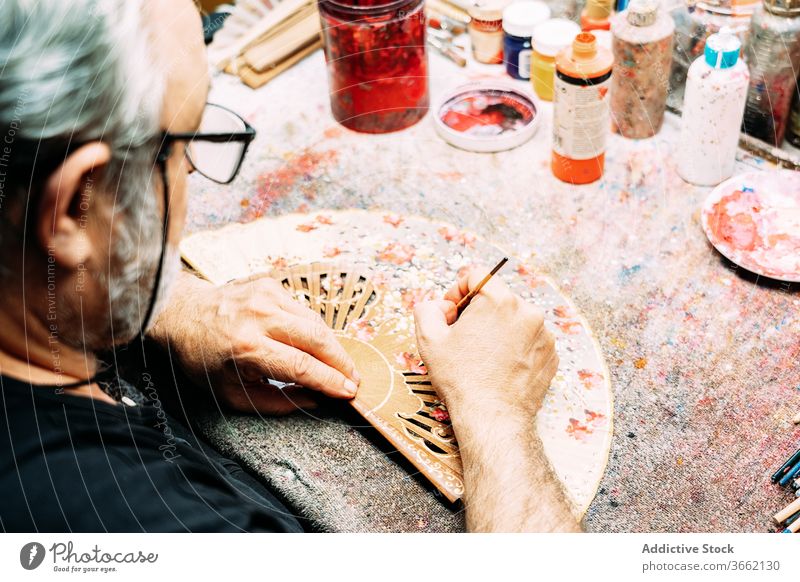Künstlermalerei auf handgemachtem Waver im Atelier Farbe zeichnen Handfächer Prozess Kunst Kleinunternehmen Werkstatt Pinselblume Dekor Designer professionell