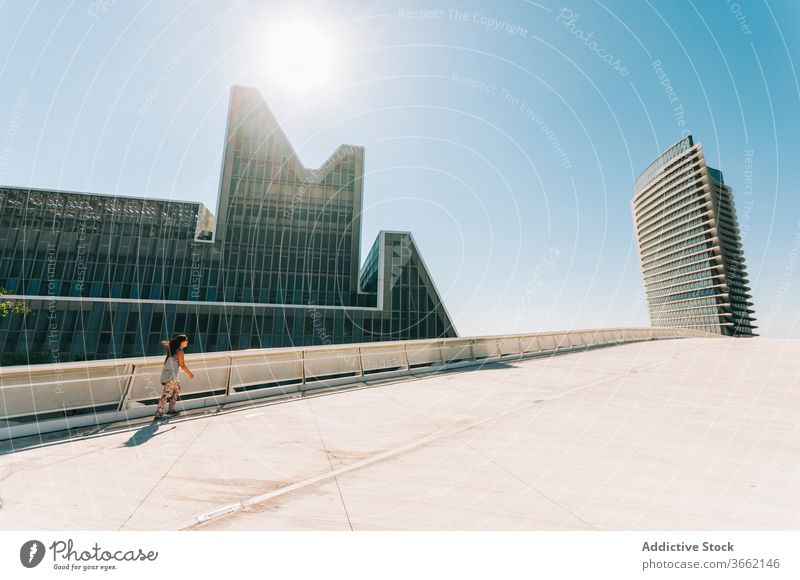 Mädchen laufen auf Rollschuhen gegen moderne futuristische Gebäude Mitfahrgelegenheit Fassade Architektur Rollerblade Außenseite Zaragoza Wolkenkratzer