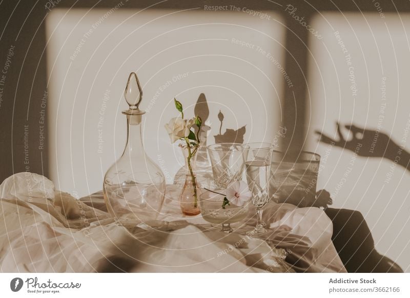 Elegante Tischdekoration mit Glaswaren und duftenden weißen Blumen Dekoration & Verzierung Vase Karaffen elegant filigran Zusammensetzung Schatten Hand Design