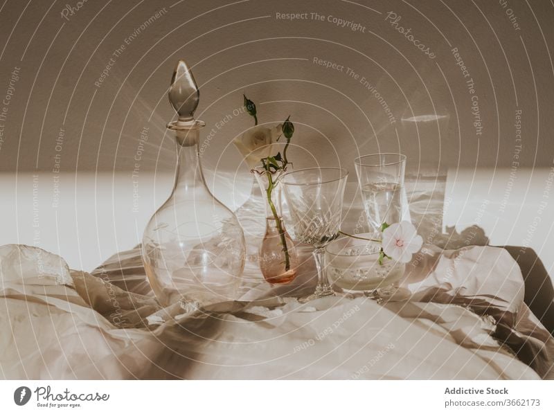 Elegante Tischdekoration mit Glaswaren und duftenden weißen Blumen Dekoration & Verzierung Vase Karaffen elegant filigran Zusammensetzung Schatten Design
