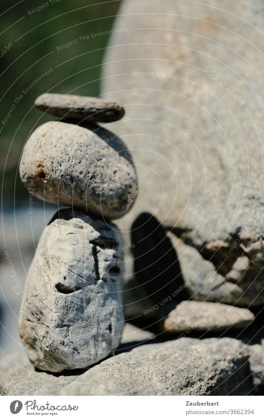Kleines Steinmännchen, gestapelte Steine in Nahaufnahme Kieselstein Meditation Sonne Detail Achtsamkeit Erholung Ruhe harmonisch Gelassenheit Zufriedenheit