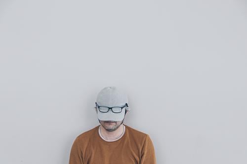 Mann mit Mütze und Brille, die seine Augen verdeckt, weißer Hintergrund vereinzelt Ausdruck Erwachsener Porträt vorbei Verschlussdeckel deckend versteckend