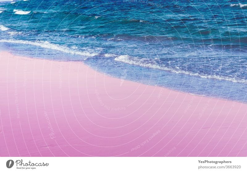 Strandsand und Meereswellen im Hintergrund. Sauberer Sand und blaues Meerwasser abstrakt Blauwasser Sauberkeit Nahaufnahme Küste Küstenlinie farbenfroh