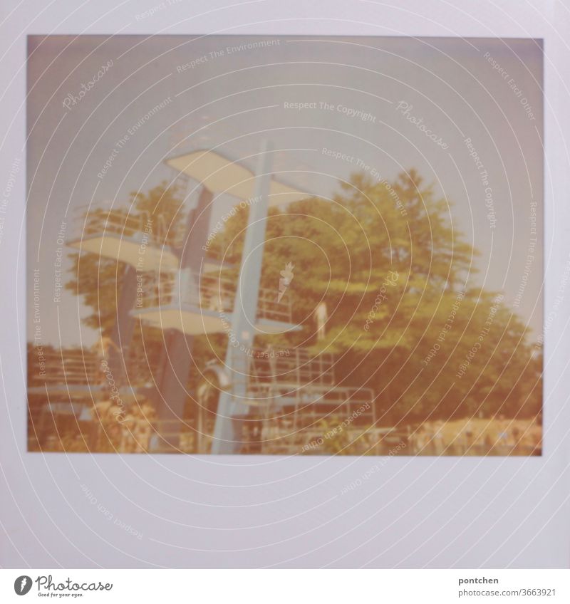 Polaroid. Blauer Sprungturm vor bäumen im Freibad freibad sommer mut spaß höhe adrenalin Sport 10 meter Schwimmbad Sprungbrett Freizeit & Hobby Turmspringen