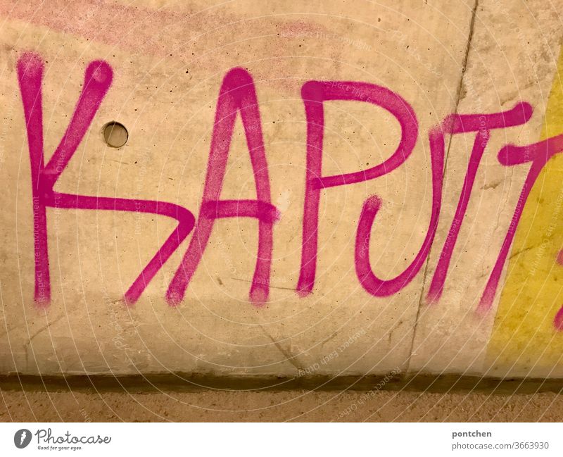 Das Wort kaputt steht in pink als Graffiti auf einer Wand Kaputt wort buchstaben graffiti Schriftzeichen Tag Zerstött Erschöpft jugendkultur beschädigung