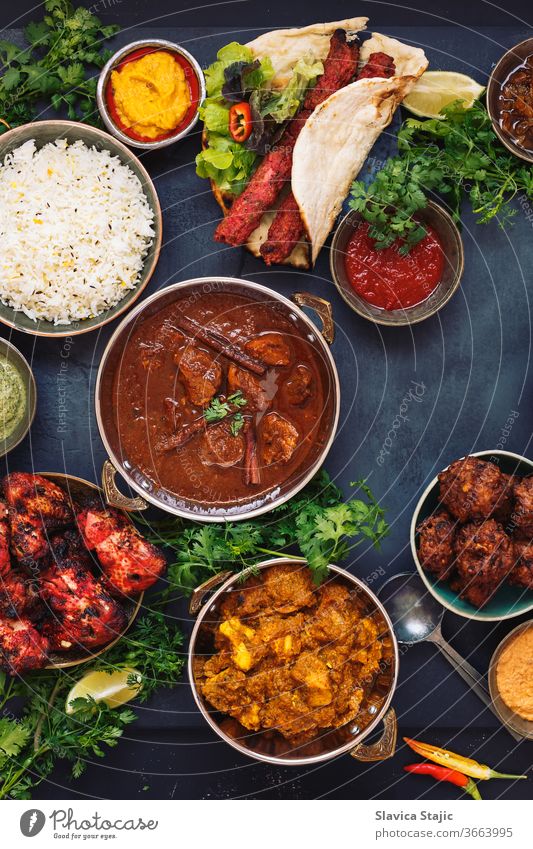 Verschiedene indische Gerichte mit Rogan Josh, Chicken Tikka Masala, Tandoori Chicken Wings und Kebabs, mit Reis und Naan-Brot oben Amuse-Gueule asiatisch